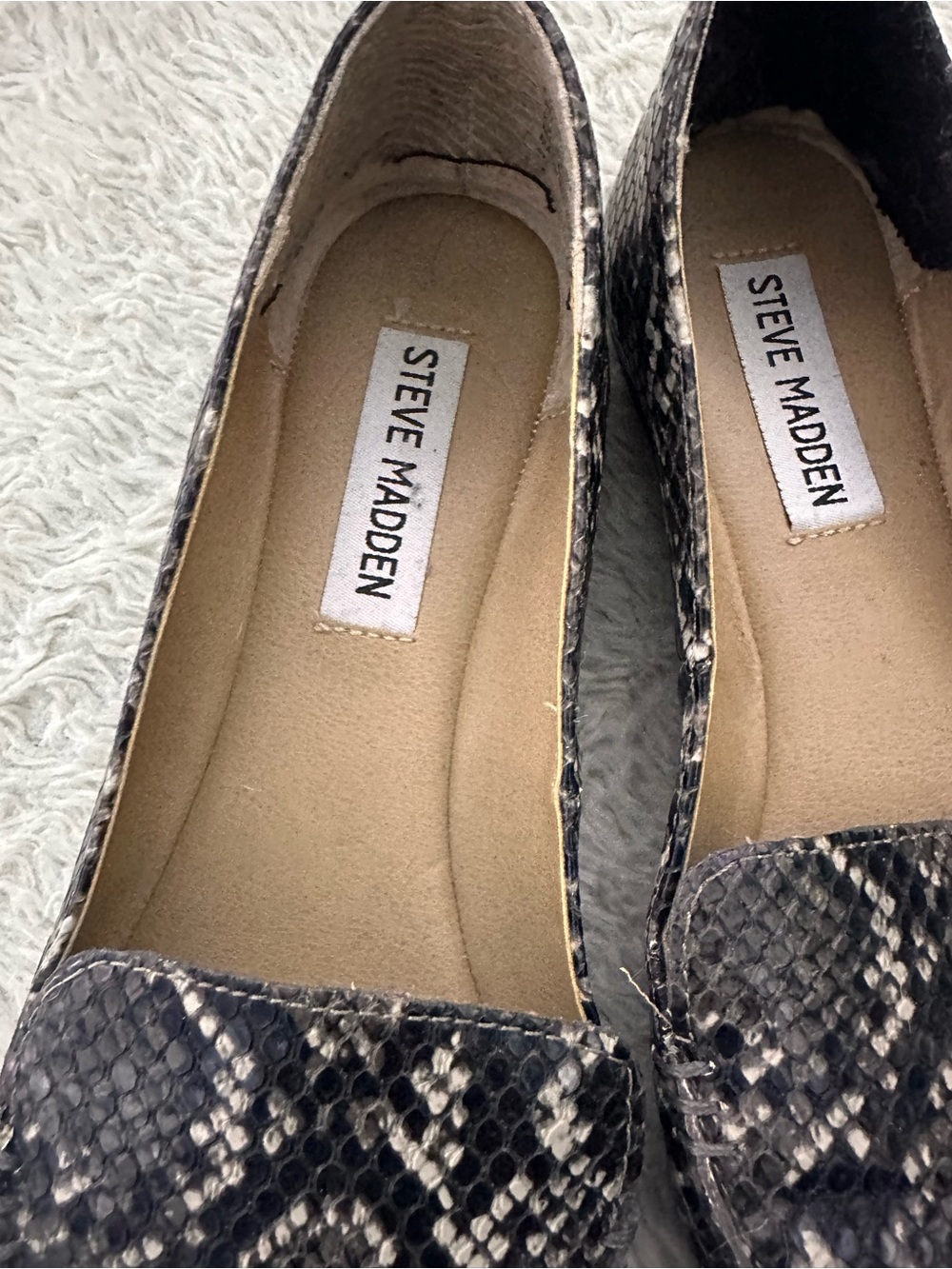 Steve Madden Women’s Snake-Print Pointed Toe Flats — Black/Gray Size 6M - Picture 2 of 5